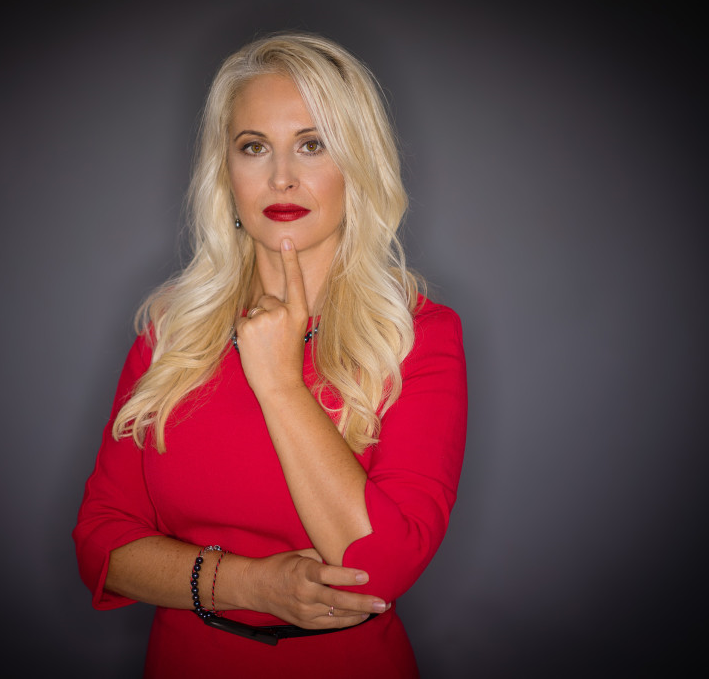 Ива Митева-Славчева в червена рокля